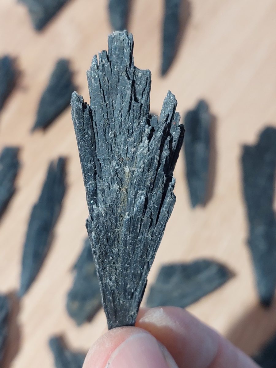 Taramite Disthène noir brute | Magasin minéraux du monde et lithothérapie