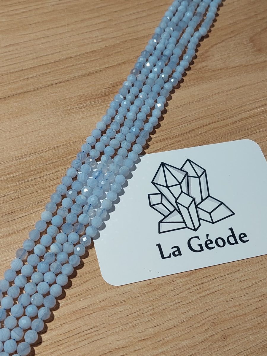 Fil de perles facettées en Calcédoine bleue 4 mm | Boutique suisse de pierres du monde & lithothérapie