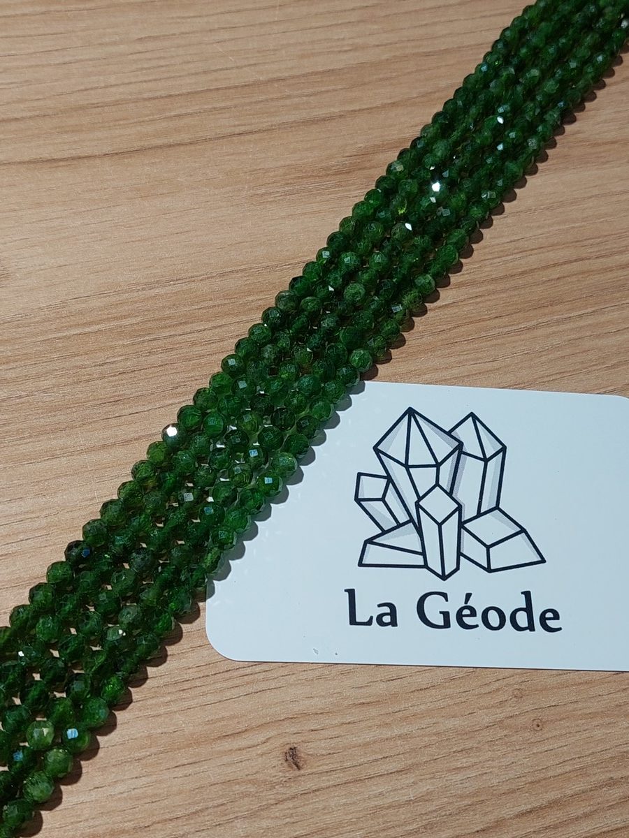 Fil de perles facettées en Diopside vert 4 mm | Boutique suisse de pierres du monde & lithothérapie