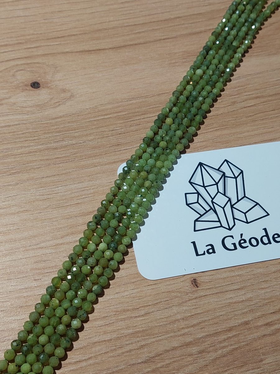 Fil de perles facettées en Jade néphrite 4 mm | Boutique suisse de pierres du monde & lithothérapie