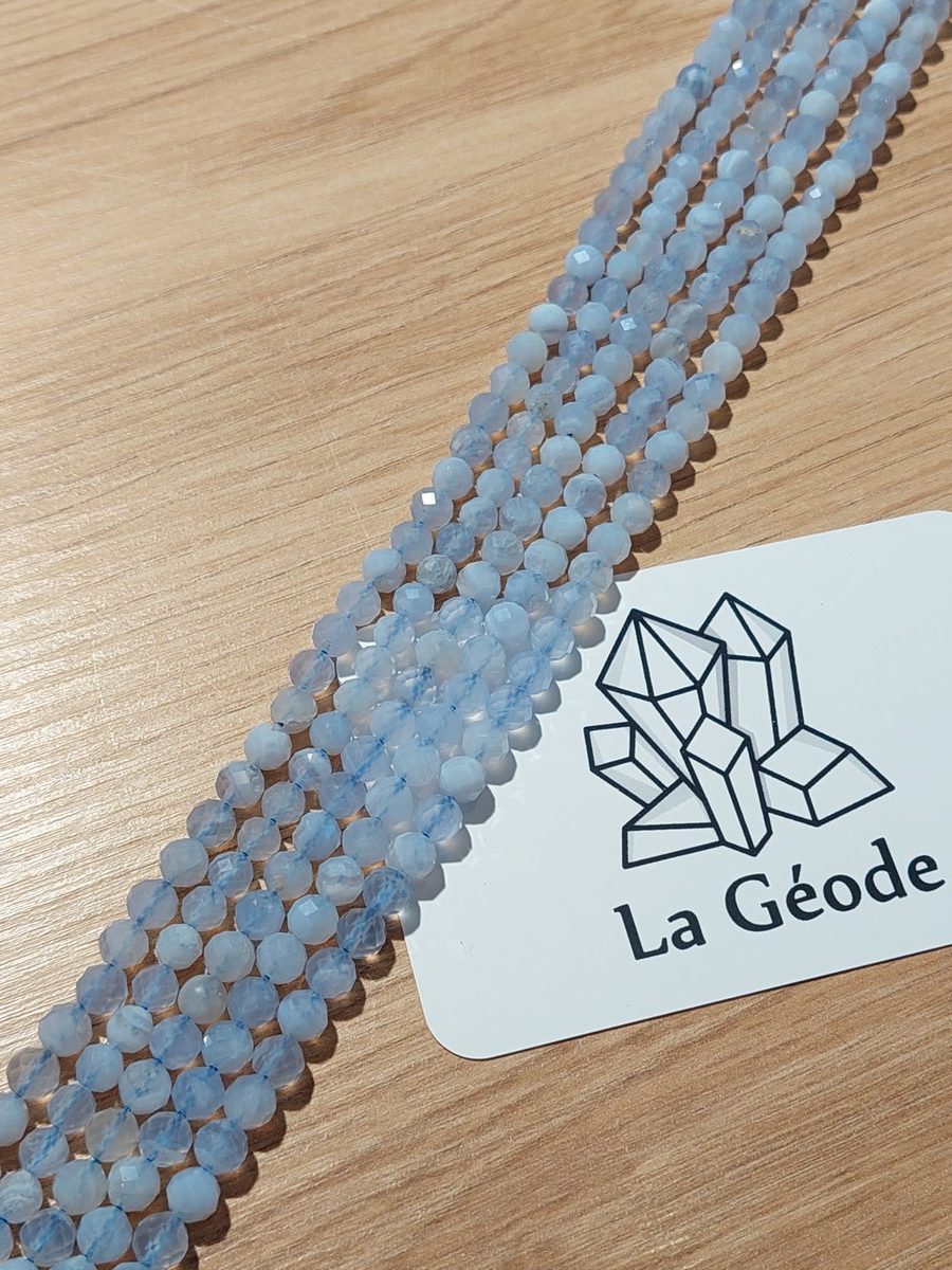 Fil de perles facettées en Calcédoine bleue 6 mm | Boutique suisse de pierres du monde & lithothérapie