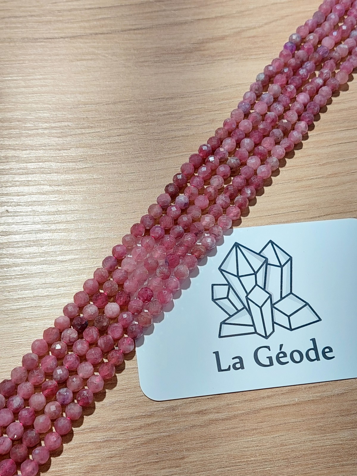 Fil de perles facettées en Tourmaline rose 6 mm | Boutique suisse de pierres du monde & lithothérapie
