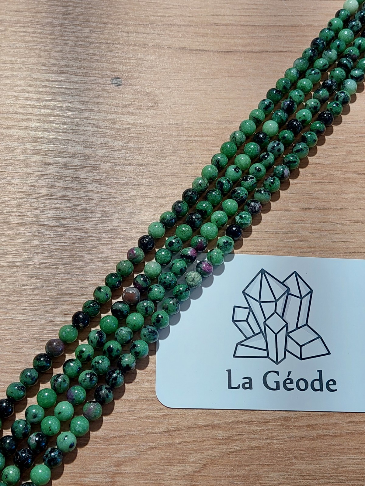 Fil de perles rondes en Zoïsite avec rubis 6 mm | Boutique suisse de pierres du monde & lithothérapie