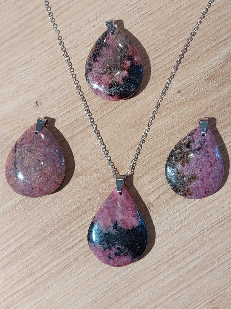 Pendentif en Rhodonite - Vertus, Lithothérapie, Détermination, Equilibre, Harmonie, pierre semi précieuse