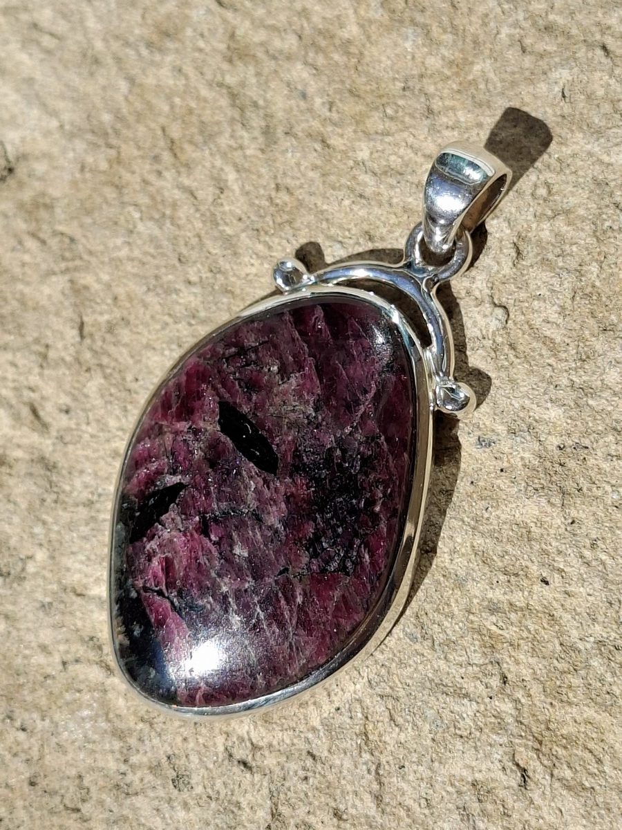 Pendentif en Eudialyte et argent 925 | Boutique Suisse La Géode