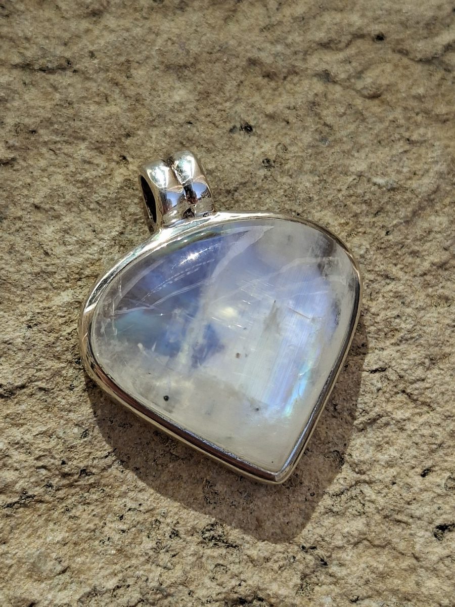 Pendentif en pierre de lune et argent | Boutique Suisse La Geode