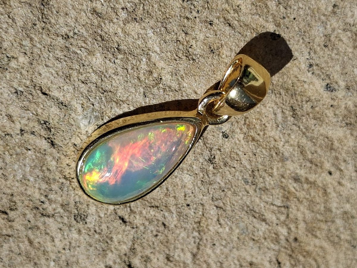 Pendentif en Opale welo et argent 925 plaqué or | Boutique Suisse La Geode