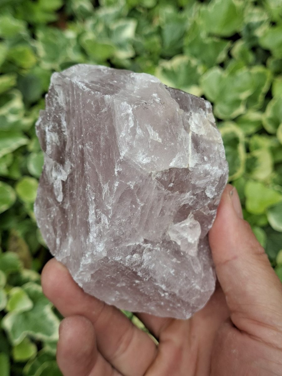 Découvrez notre magnifique sélection de Quartz et ses bienfaits en lithothérapie. Boutique Suisse. Livraison rapide. Commande en ligne.