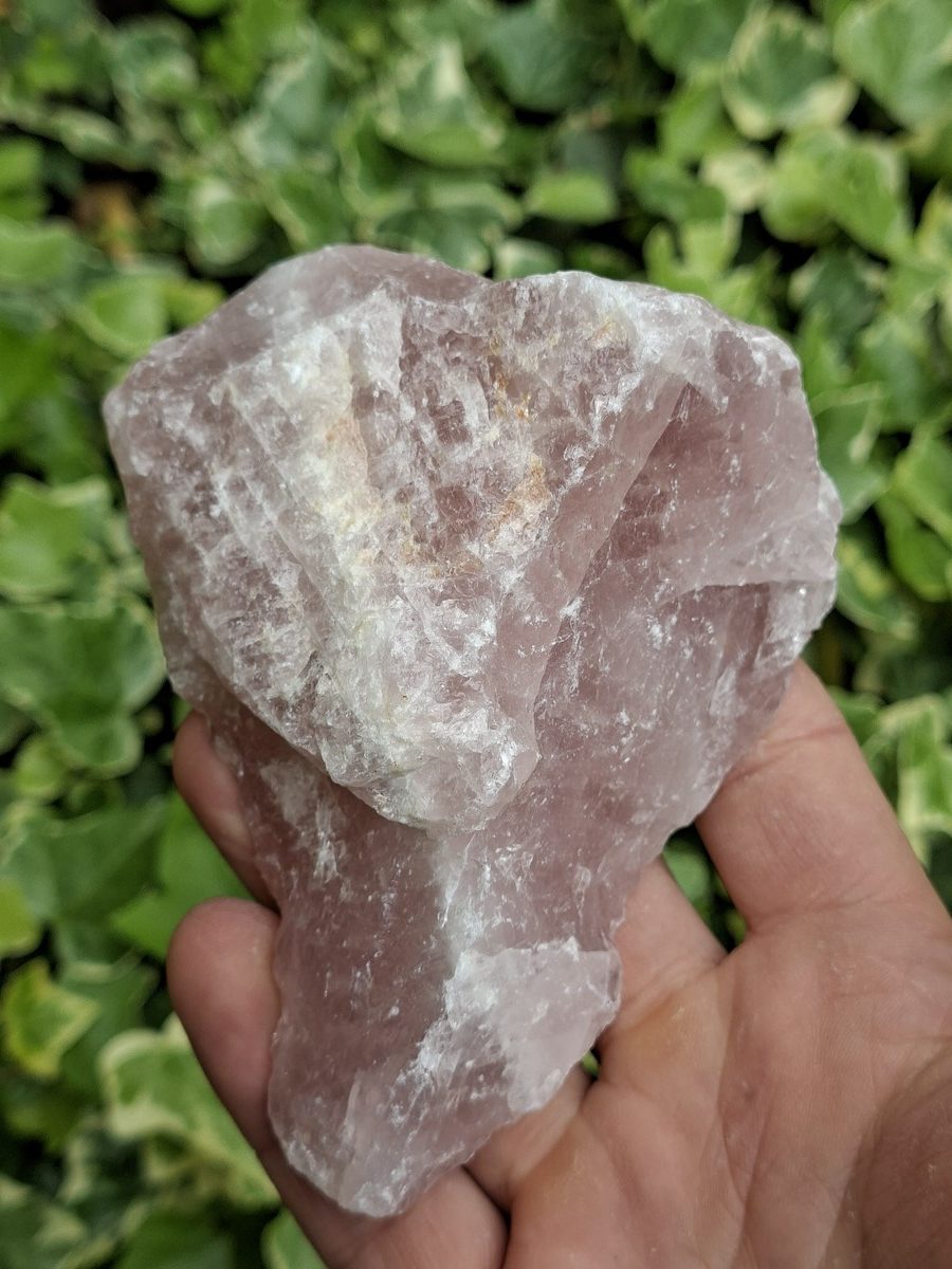 Découvrez notre magnifique sélection de Quartz et ses bienfaits en lithothérapie. Boutique Suisse. Livraison rapide. Commande en ligne.