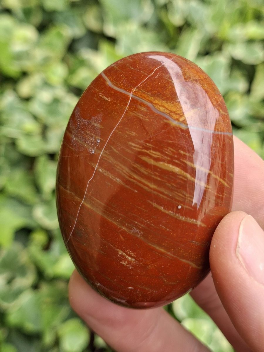 Grand galet en Jaspe rouge- Boutique de pierres & lithothérapie en Suisse