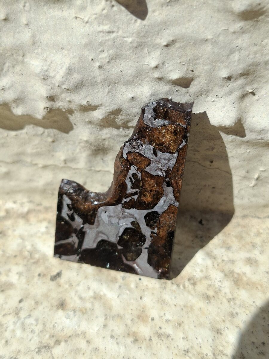Météorite Pallasite tranche polie | Magasin de minéraux du monde et lithothérapie