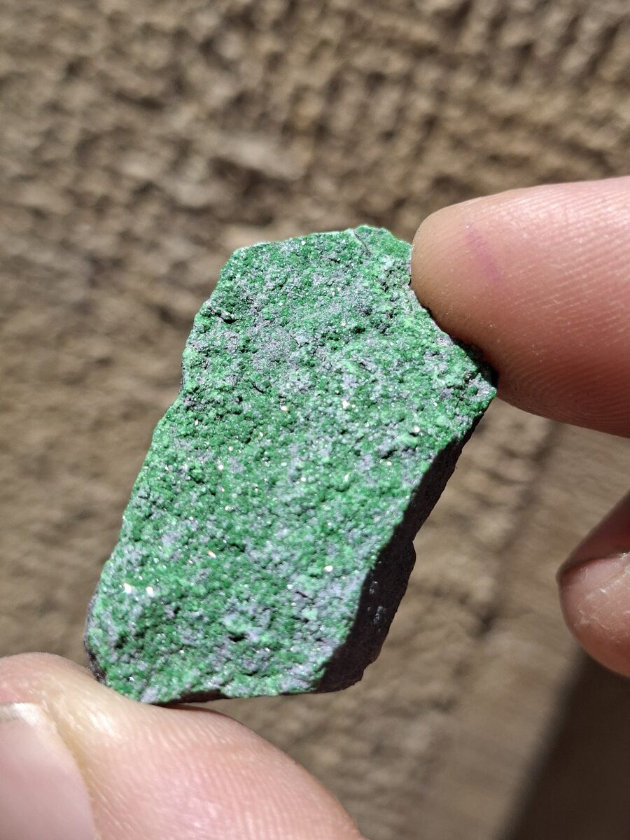 Grenat uvarovite brut | Boutique suisse Lithothérapie & minéraux du monde