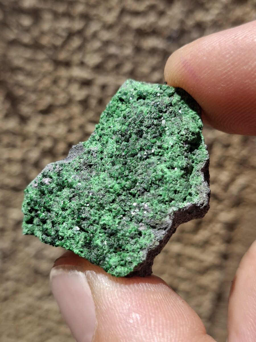 Grenat uvarovite brut | Boutique suisse Lithothérapie & minéraux du monde