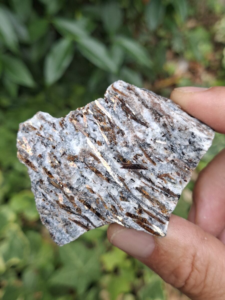 Découvrez notre magnifique sélection d'Astrophyllite. Boutique Suisse de pierres brutes et lithothérapie en Suisse. Livraison rapide. Commande en ligne.