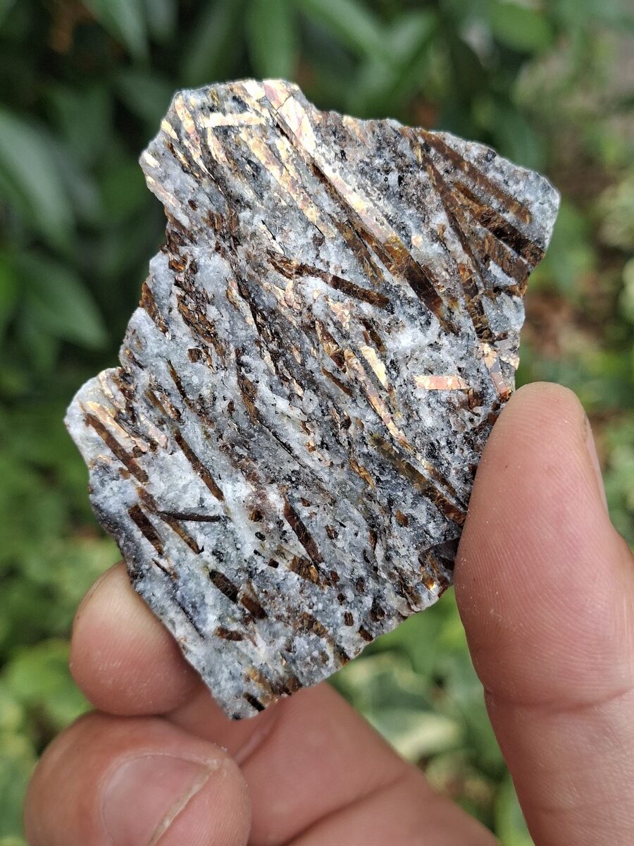 Découvrez notre magnifique sélection d'Astrophyllite. Boutique Suisse de pierres brutes et lithothérapie en Suisse. Livraison rapide. Commande en ligne.