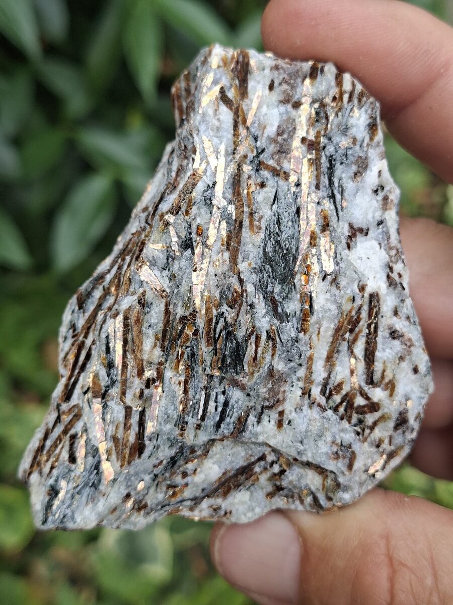Découvrez notre magnifique sélection d'Astrophyllite. Boutique Suisse de pierres brutes et lithothérapie en Suisse. Livraison rapide. Commande en ligne.