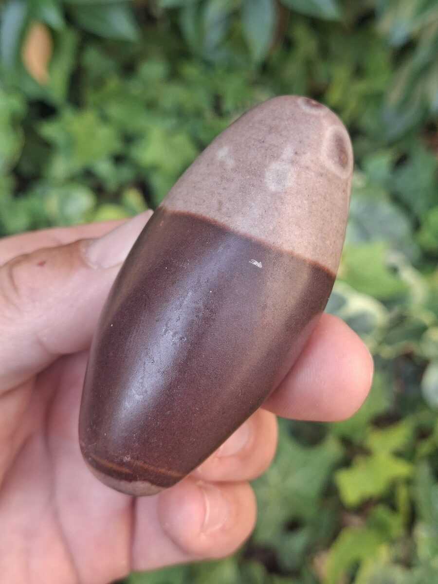 Une magnifique pierre Shiva Lingam à découvrir dans notre boutique en ligne de minéraux du monde et lithothérapie. Livraison rapide. Commande en ligne.