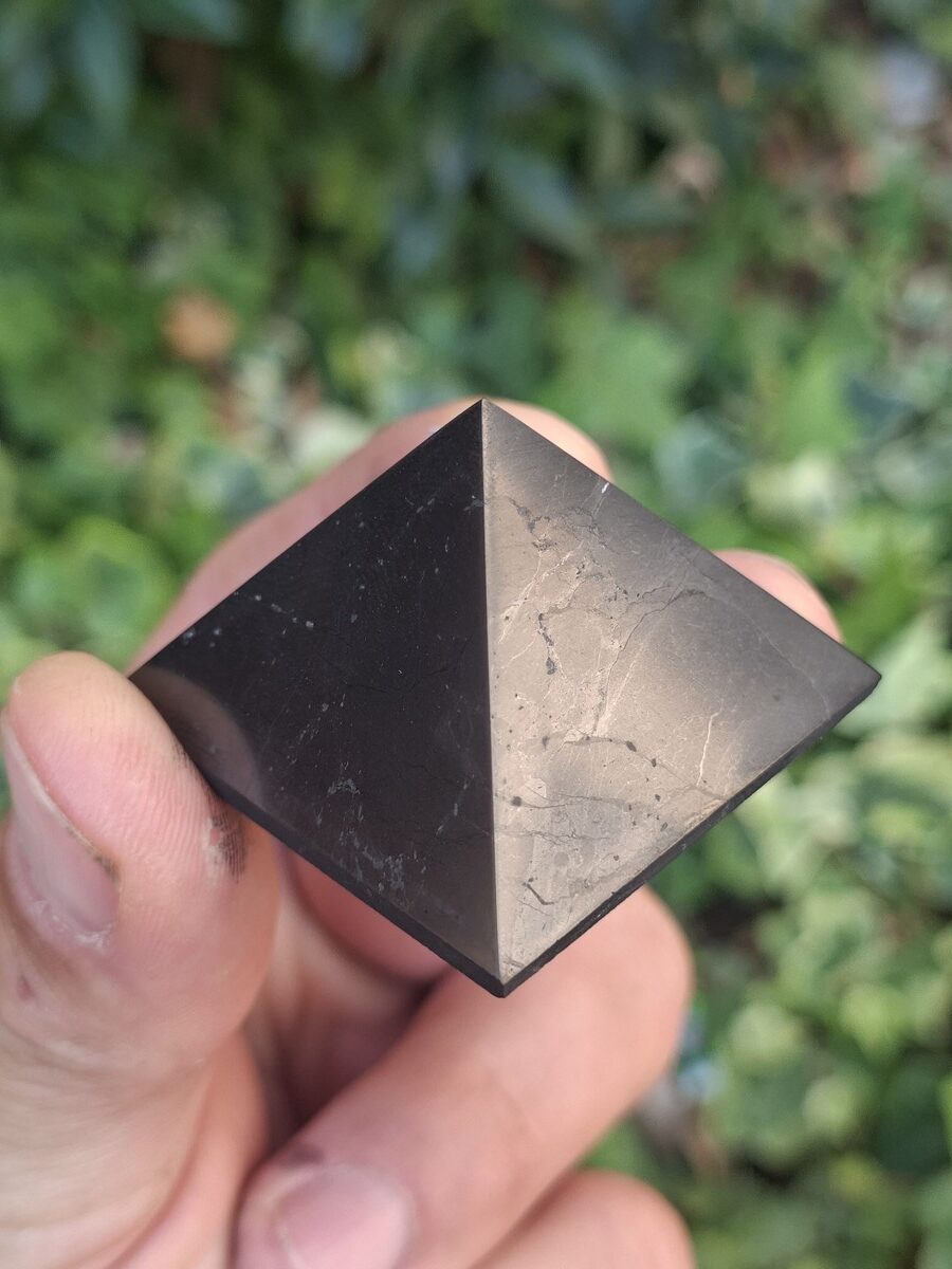 Pyramide de Shungite |Boutique suisse de minéraux du monde & lithothérapie