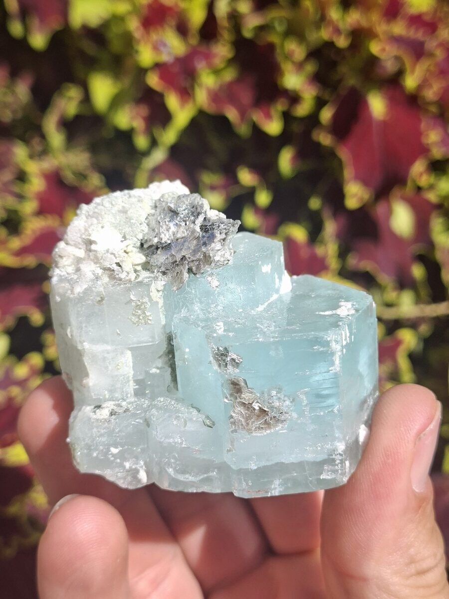 Aigue-marine brute avec muscovite