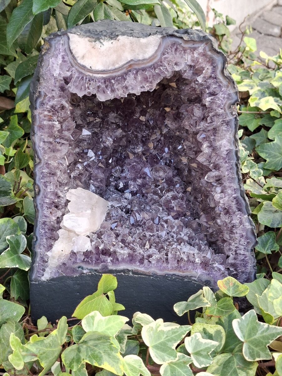 Géode d'Améthyste avec calcite du brésil | Boutique pierres de collection et lithothérapie