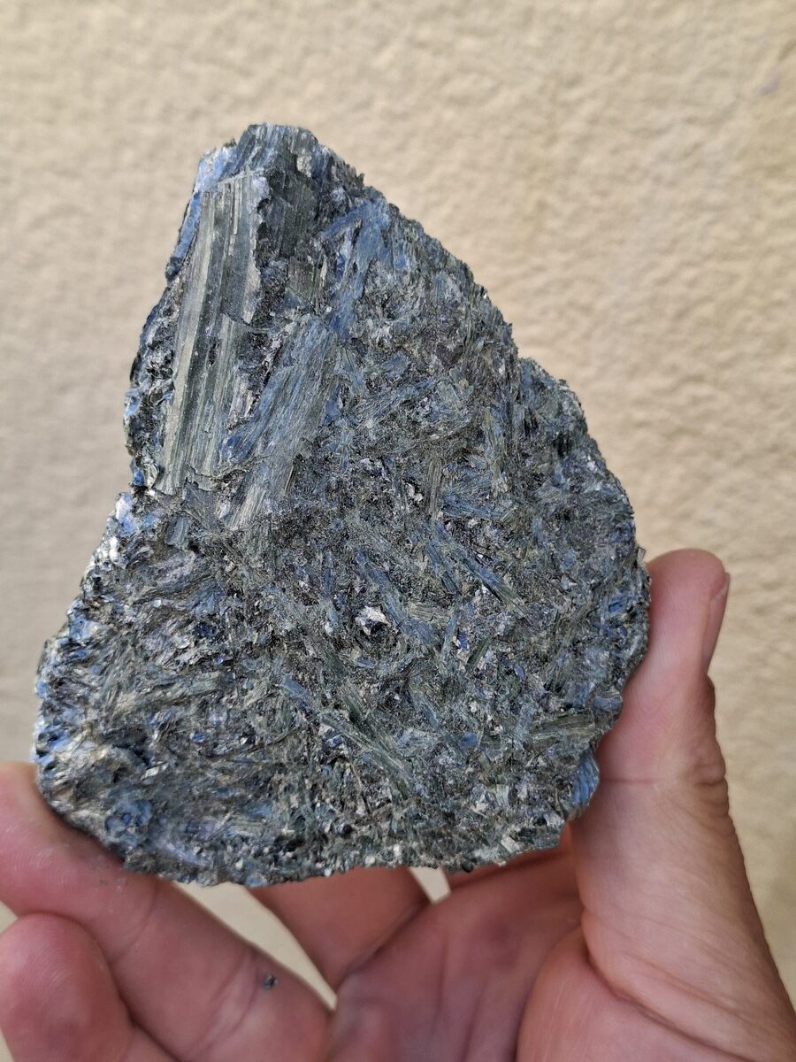 Actinolite Brute de Suisse | Pierres de collection, Galets roulées, Bracelets, Lithothérapie – Boutique Suisse de Minéraux La Géode