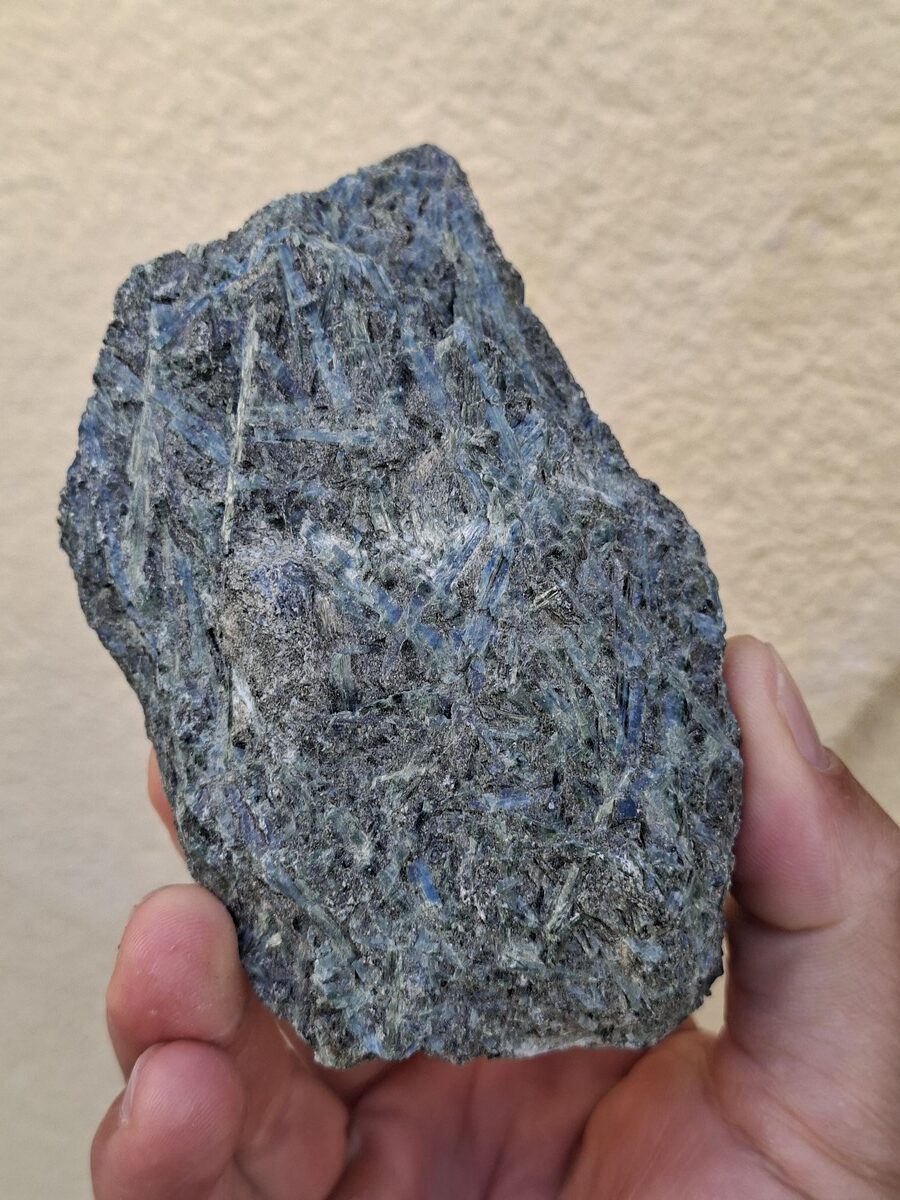 Actinolite Brute de Suisse | Pierres de collection, Galets roulées, Bracelets, Lithothérapie – Boutique Suisse de Minéraux La Géode