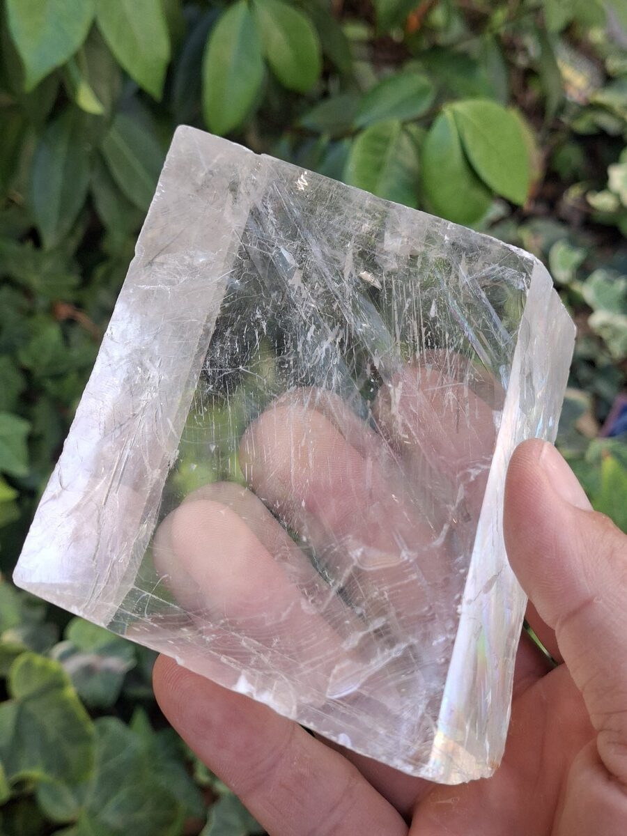 Découvrez notre magnifique sélection de Calcite. Boutique Suisse de pierres brutes et lithothérapie en Suisse. Livraison rapide. Commande en ligne.