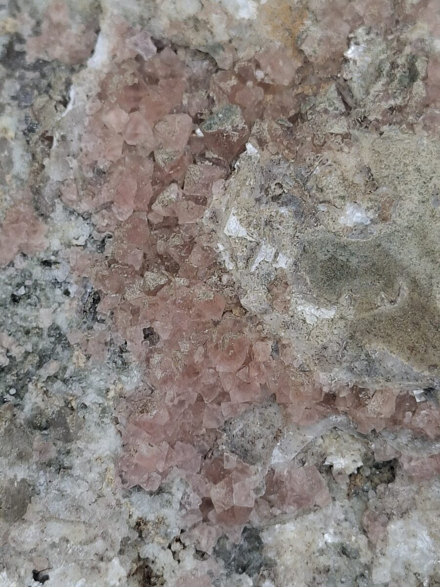 Fluorite rose brute de Suisse - Boutique de pierres & lithothérapie en Suisse