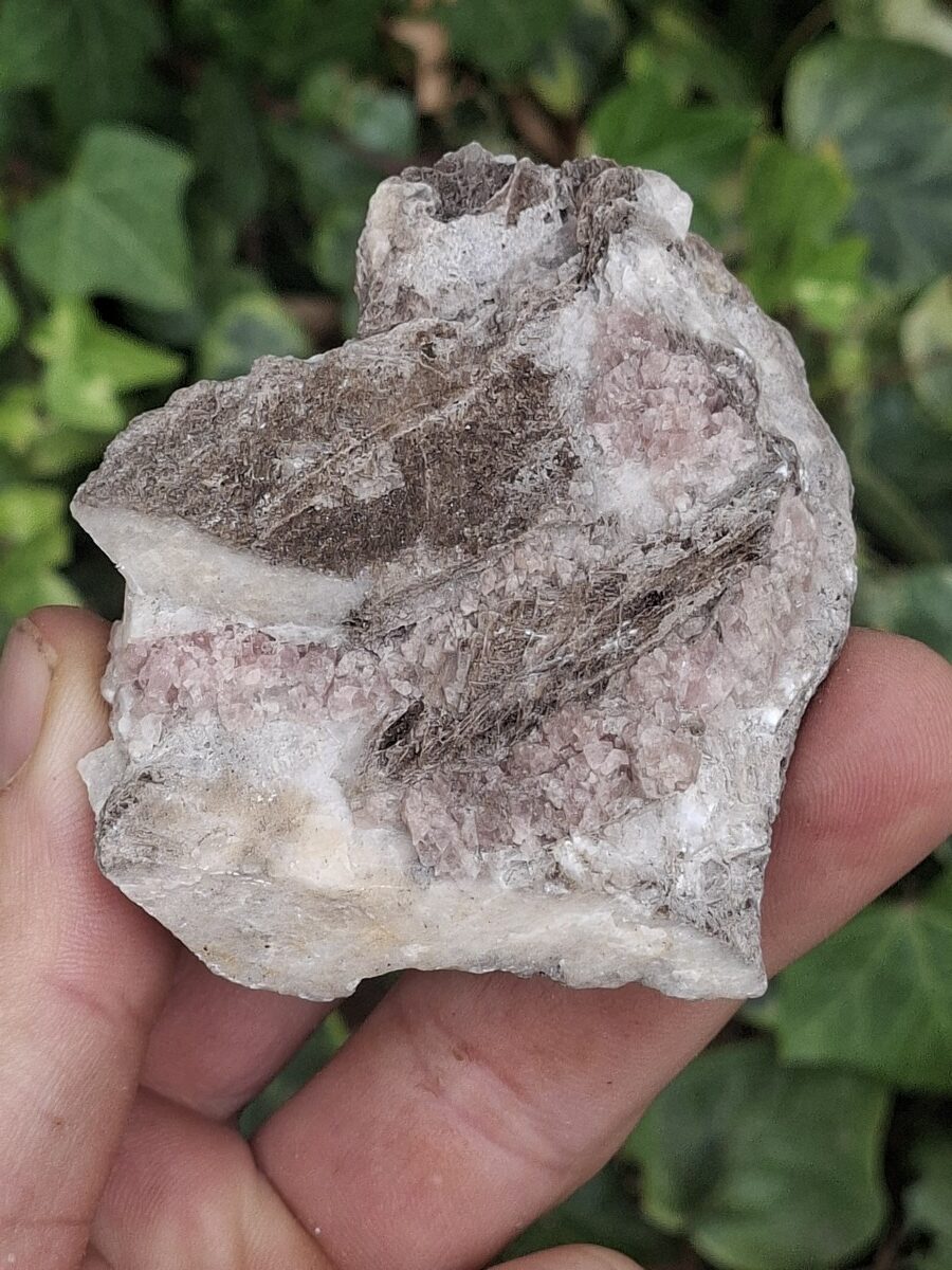 Fluorite rose brute de Suisse - Boutique de pierres & lithothérapie en Suisse