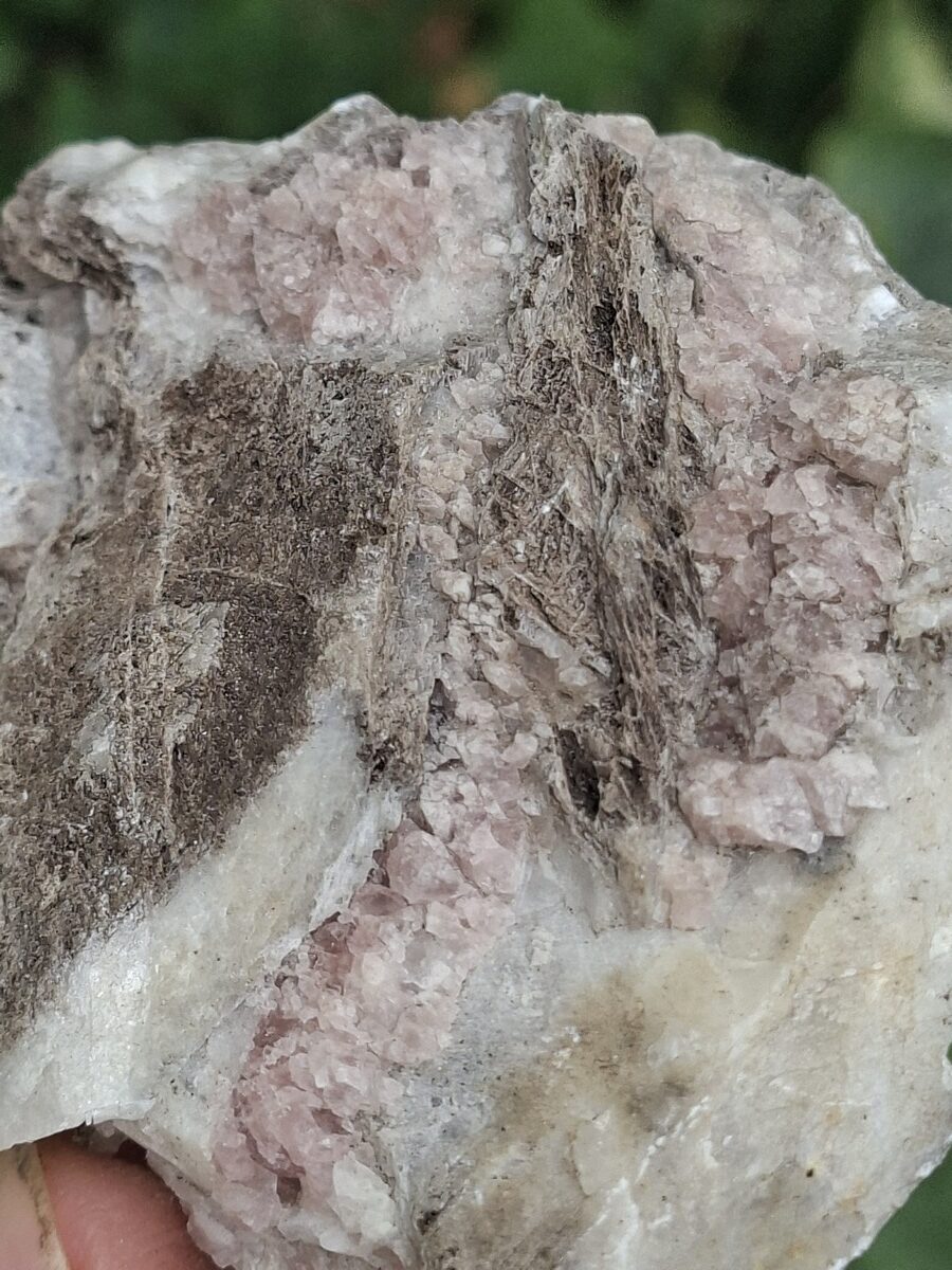 Fluorite rose brute de Suisse - Boutique de pierres & lithothérapie en Suisse